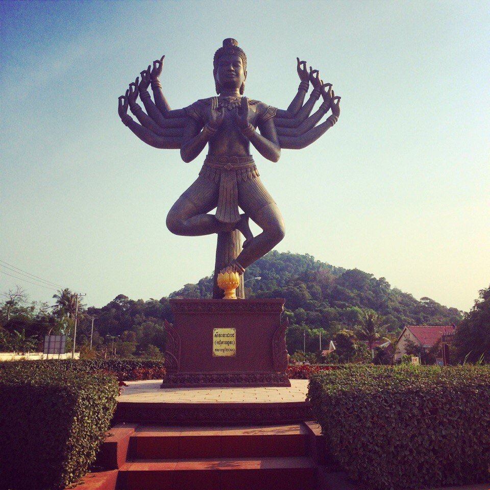 В маленькой стране жил маленький. В маленькой стране жил маленький. На земле безжалостно маленький. Сказочная девочка. Дагни корзина с еловыми шишками.