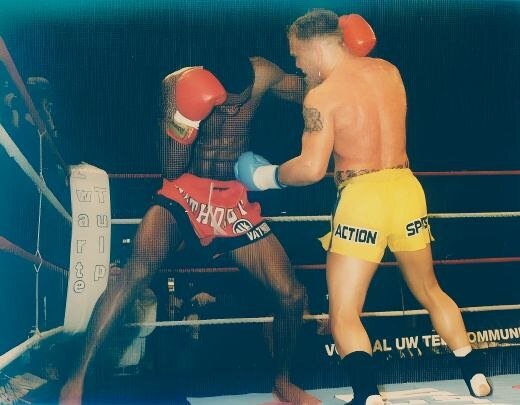 Скоростная и техничная работа на руках - вот что отличало Деккерса от его конкурентов. Например, когда тайцы делали ставку на локти и клинч, Рамон вколачивал в их голову пушечные удары.