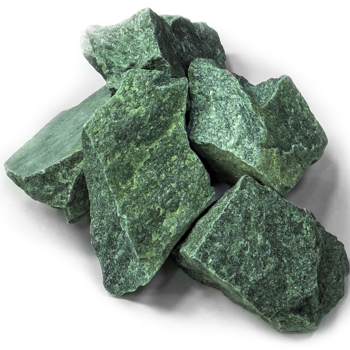 На фото представлен нефрит колото-пиленый.