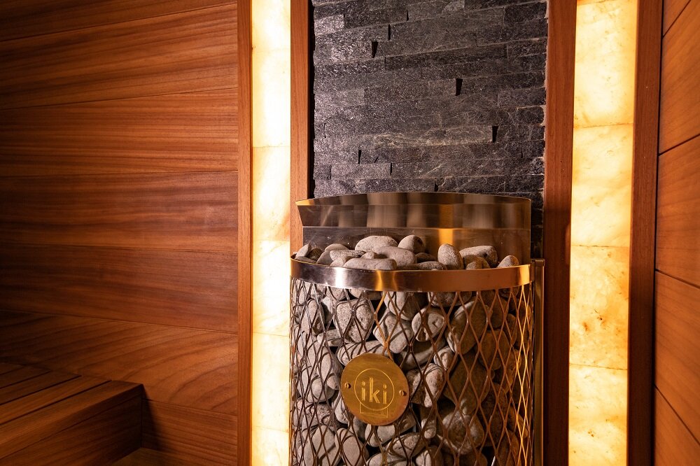 В этой финской сауне, которую также выполнили наши мастера, электрокаменка наполнена обвалованным жадеитом. 