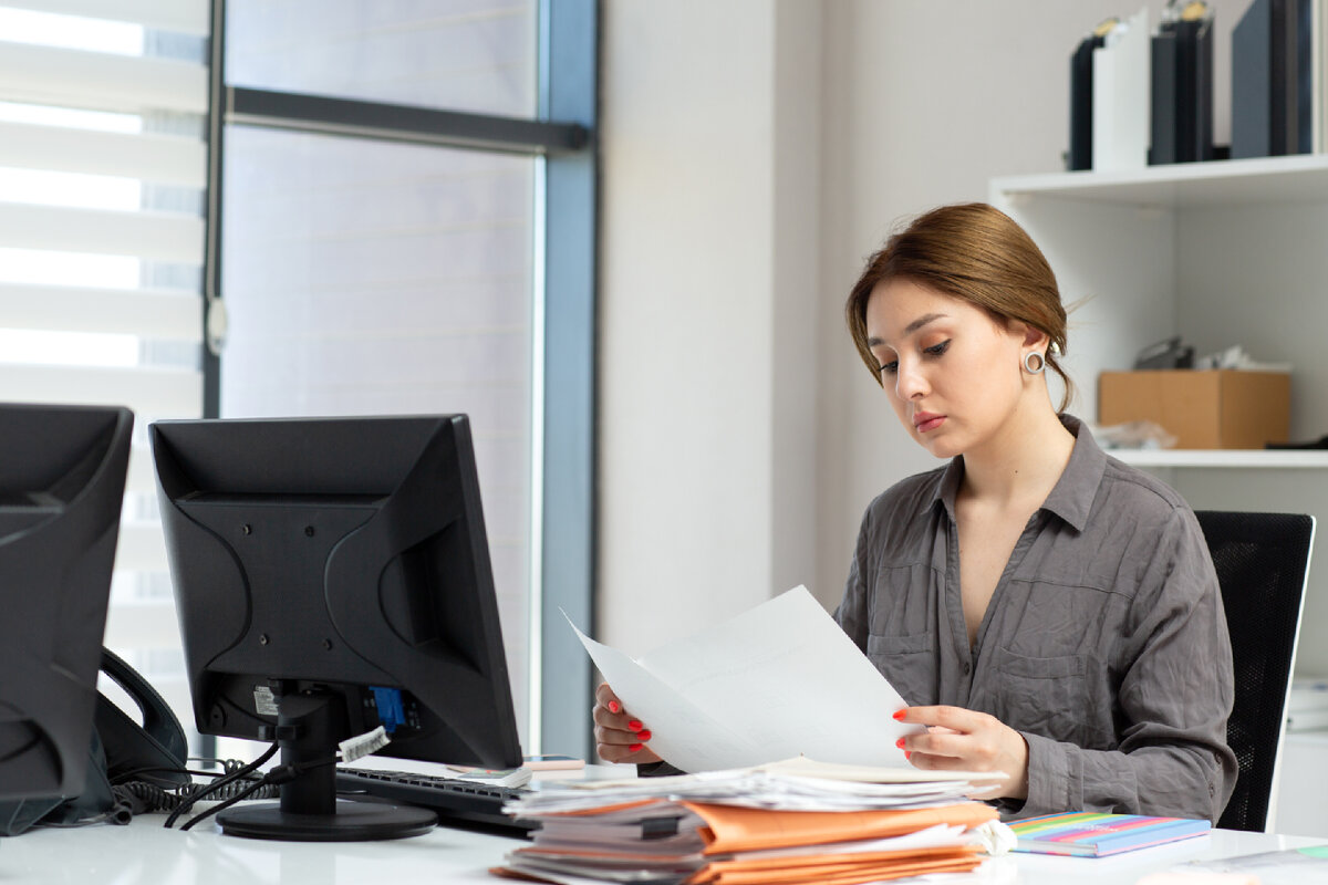 <a href="https://ru.freepik.com/free-photo/a-front-view-young-beautiful-lady-in-grey-shirt-working-with-the-documents-sitting-inside-her-office-during-daytime-building-job-activity_9059861.htm#fromView=search&page=1&position=7&uuid=625cd4b8-15bb-4657-a0c2-43c745b02da5">Изображение от KamranAydinov на Freepik</a>