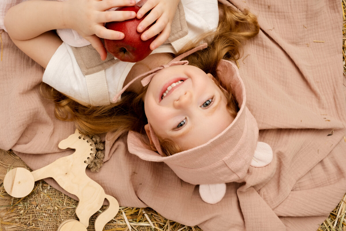 Особенно ткань из крапивы рами любят детские бренды, так как она гипоаллергенная, мягкая, приятная на ощупь ткань, что особенно важно для нежной детской кожи