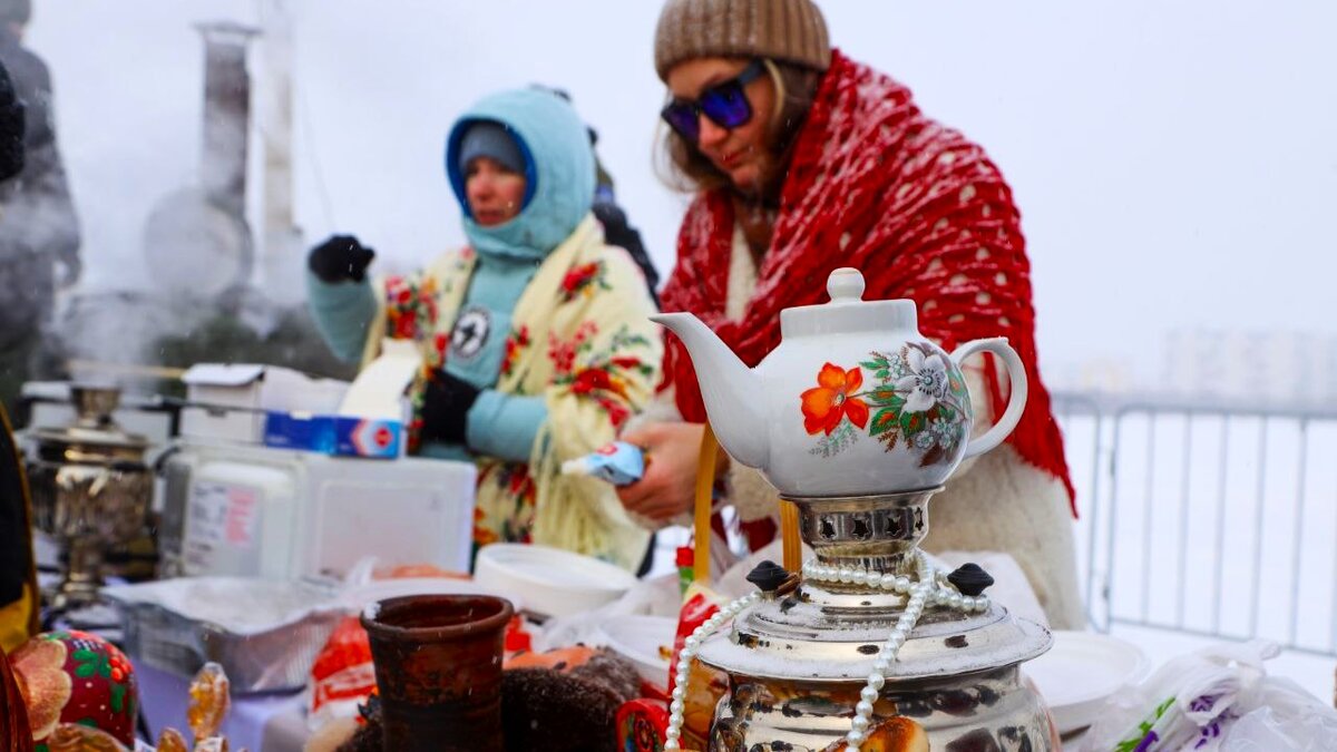    В День мужества казаки накормили вартовчан гречкой c тушёнкой