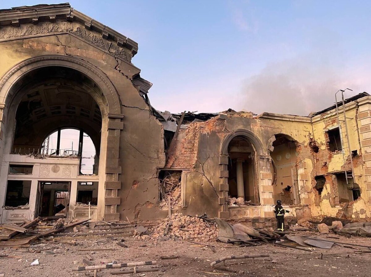 Ж/д вокзал Константиновки, по которому прошлой ночью был нанесён удар. Бандеровские ресурсы сообщают о прилёте ФАБа в момент прибытия состава с боеприпасами. По другим данным, под удар также попал эшелон с личным составом ВСУ, источник – Телеграм-канал Военкор Котенок 