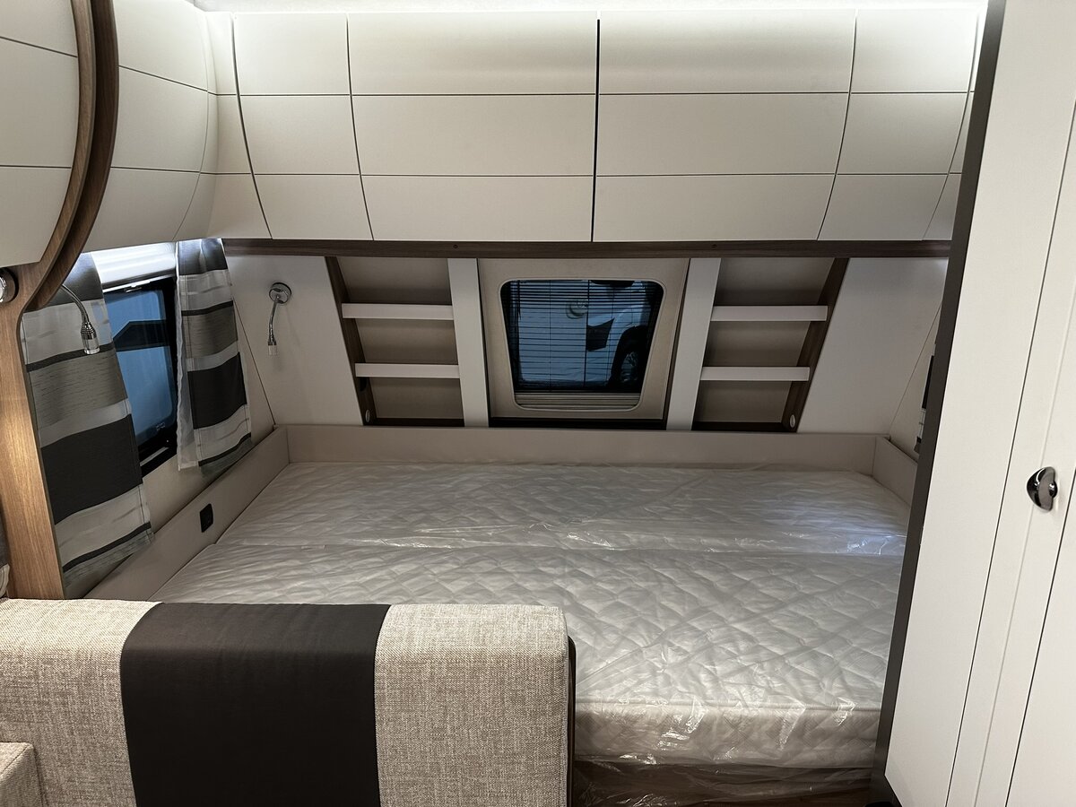 Поперечная кровать в Hobby Excellent