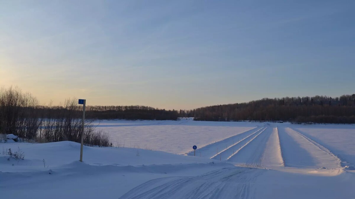     В пяти районах ХМАО временно закрыли для транспорта автозимники. Возможен риск ЧС из-за высоких температур.