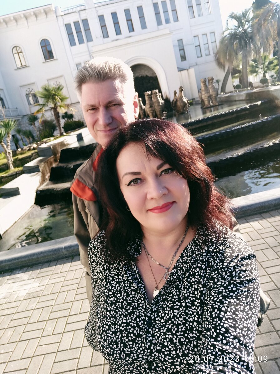 На фоне фонтана "Грифоны" и Абхазского драматического театра им. С. Чанба