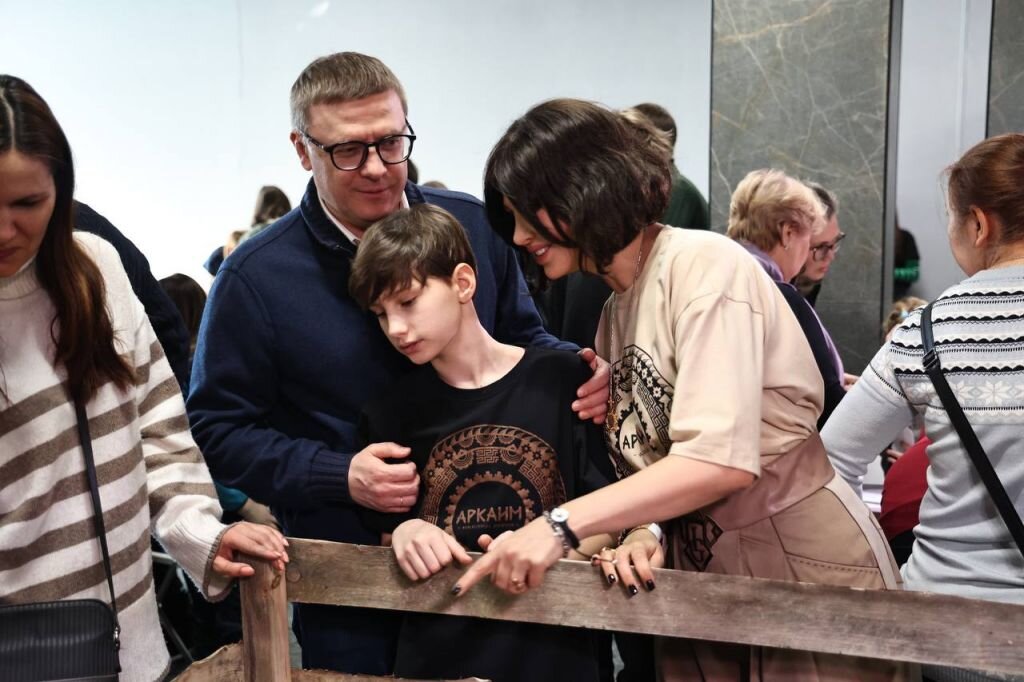 Губернатор Алексей Текслер и его семья на фестивале "Зимнее солнце Аркаима". Фото Юлии Боровиковой (Вечерний Челябинск)