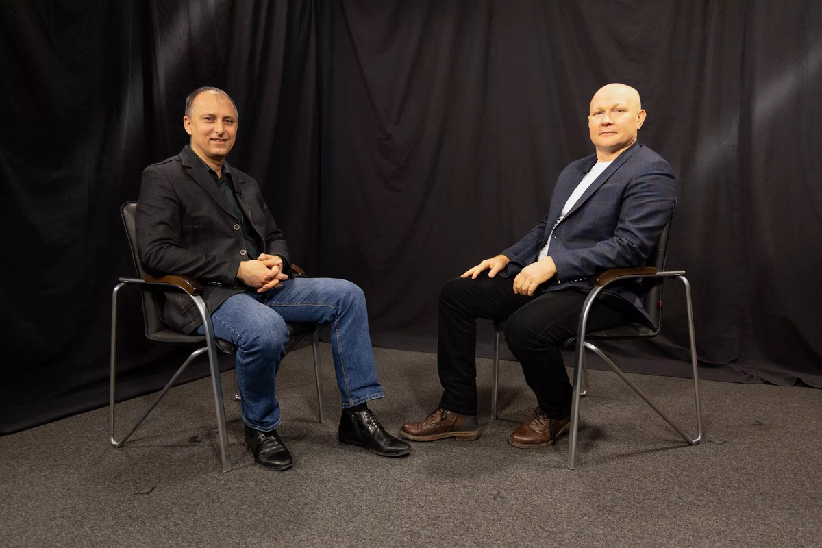 Корреспондент Sputnik Латвия Алексей Стефанов и руководитель проекта "Путь домой" Анатолий Бублик © Sputnik