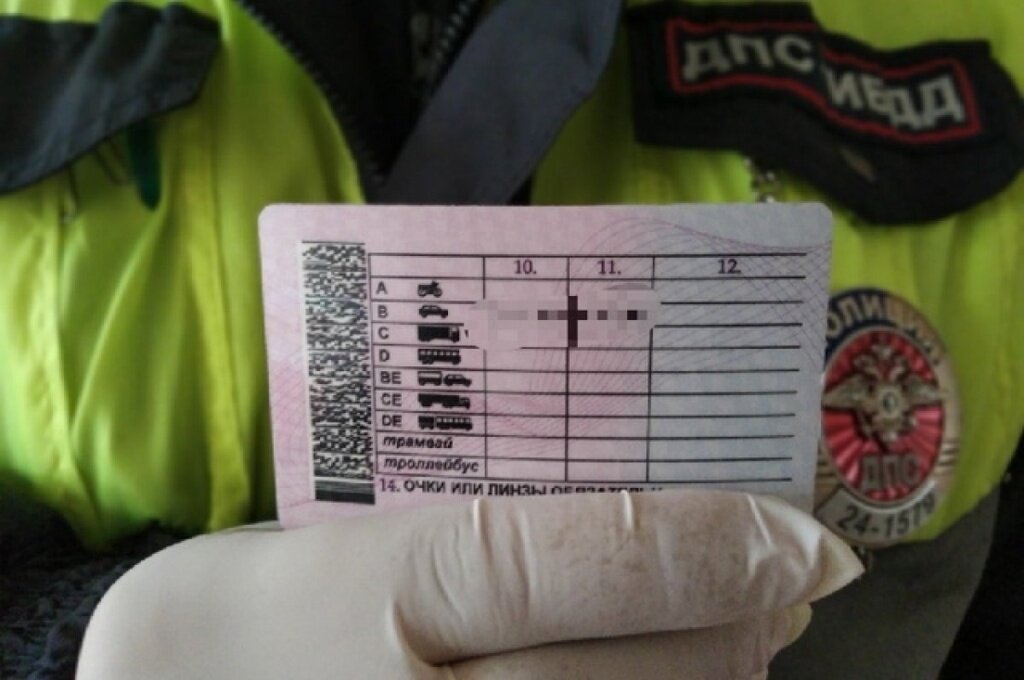 На М-10 под Тверью автоинспекторы остановили водителя с «липовыми» правами