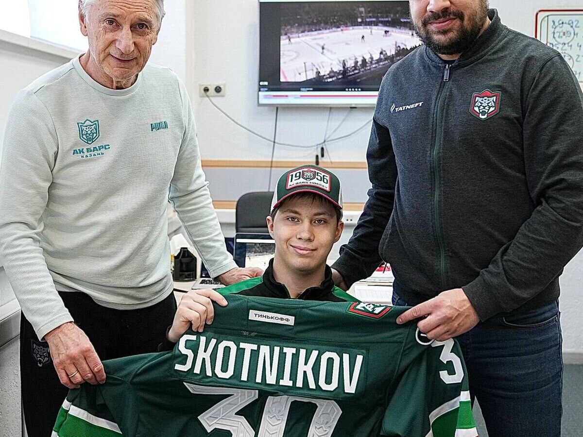    Воспитанник "Ак Барса" Савва Скотников (в центре) и главный тренер Зинэтула Билялетдинов (слева)© Фото : Пресс-служба "Ак Барса"