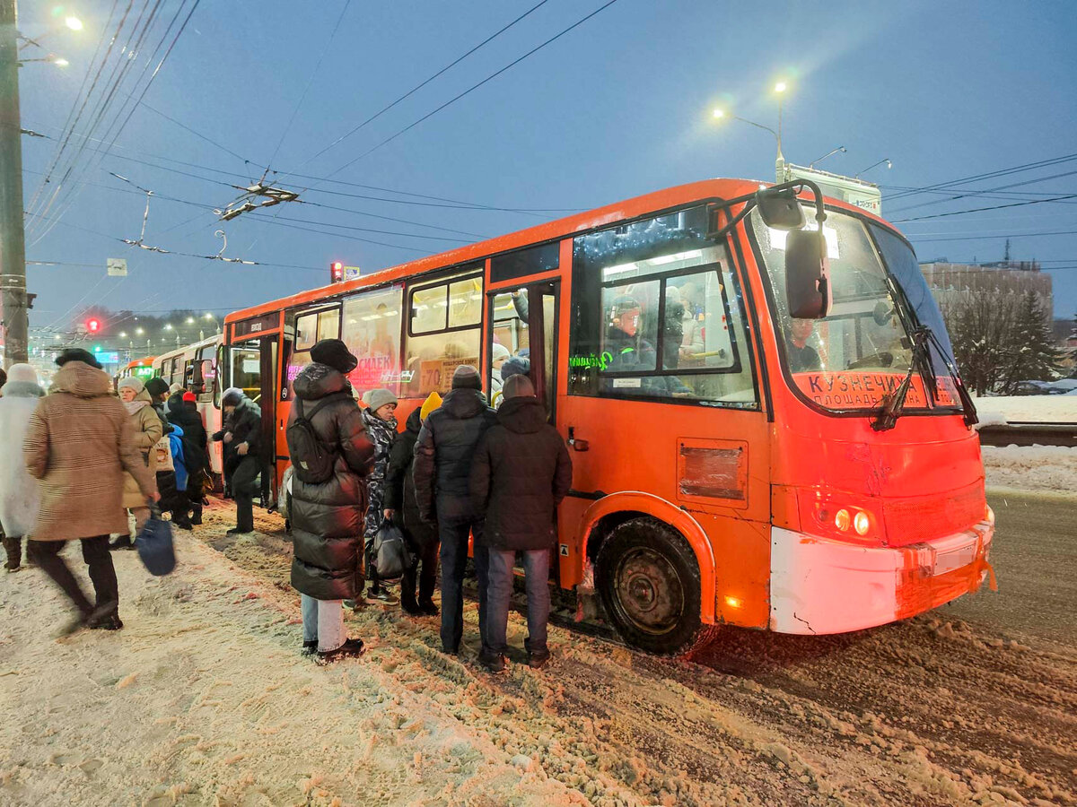 Жители Омска пожаловались экс-мэру города Фадиной на забитые автобусы |  Сибирские ссылки | Дзен