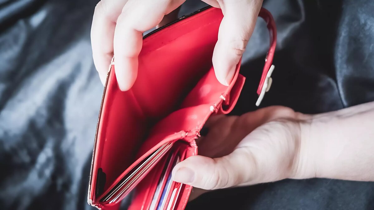     Кредитная нагрузка на среднестатистического заемщика в России растет колоссальными темпами. Скорость ее накопления такова, что начинает вызывать серьезные опасения экономистов. Насколько оправданно сейчас «обрастать» кредитами — читайте в материале «НИ».