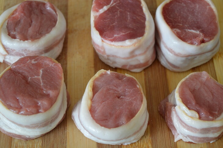 Перец сладкий нарезанный кубиком. Нарезать 1 на 2. Нарезать 1 на 2. Как нарезать фрагменты из ютуба. Нож для нарезки морковки соломкой для плова.