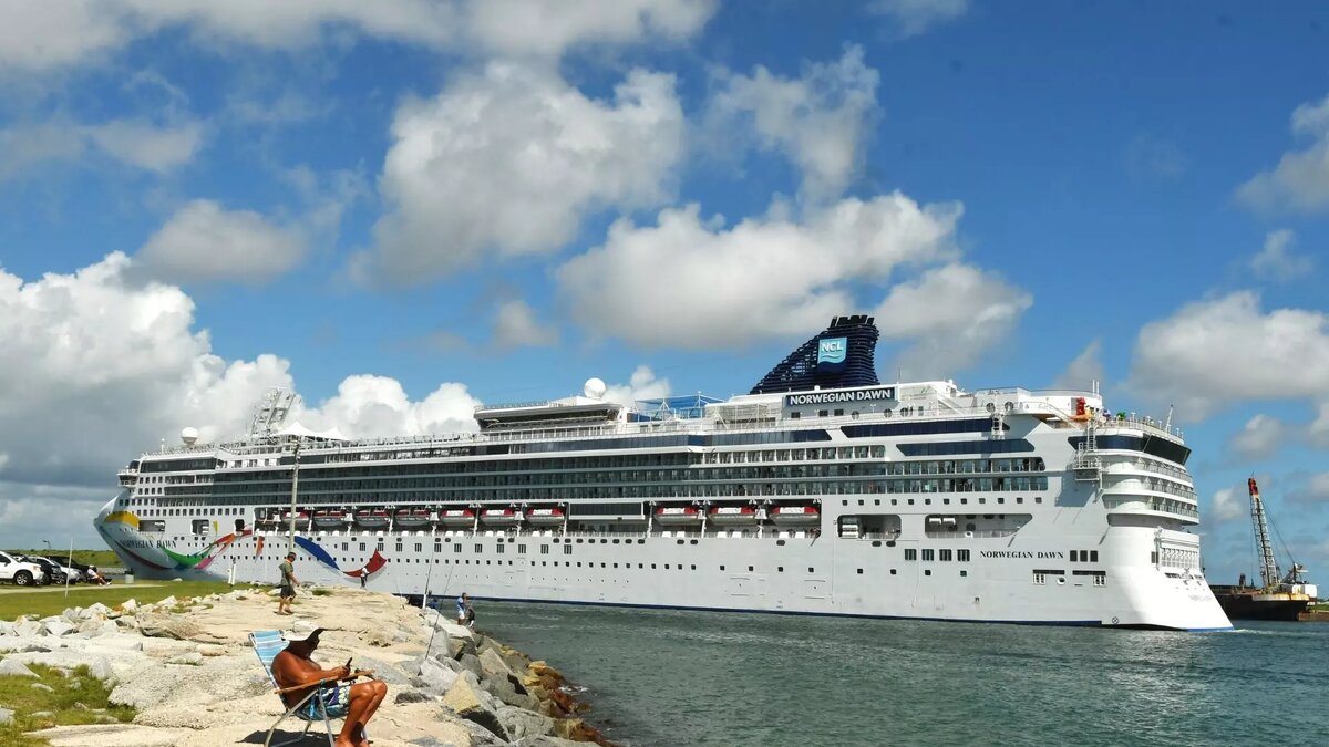     Более трех тысяч пассажиров и членов команды норвежского круизного лайнера оказались в плену у берегов острова Маврикий по подозрению в холере.