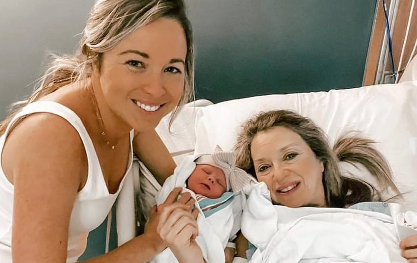 Мама и дочка. С женщиной и ее дочкой. Две женщины в возрасте. С женщиной и ее дочкой. Взрослые подруги.