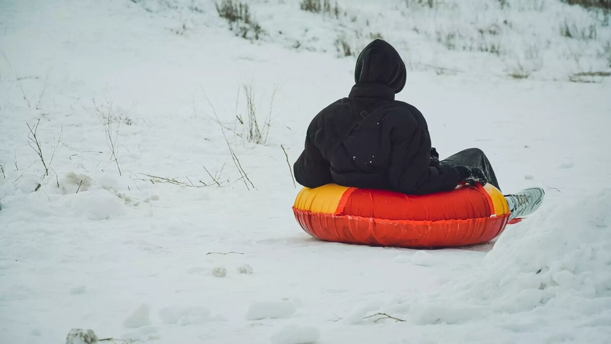     14-летний подросток получил перелом во время экстремального катания с горки в Новоаннинском районе. Школьник набрал слишком высокую скорость и не удержался на ватрушке.