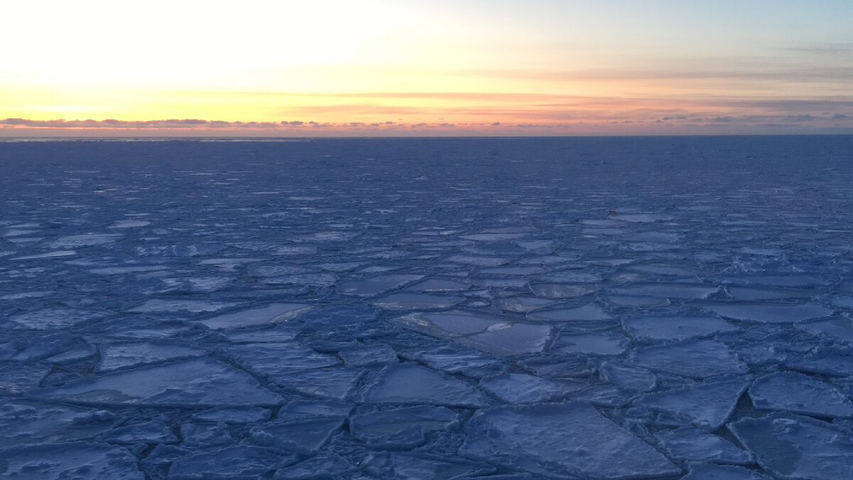 Красивый закат в белом море 