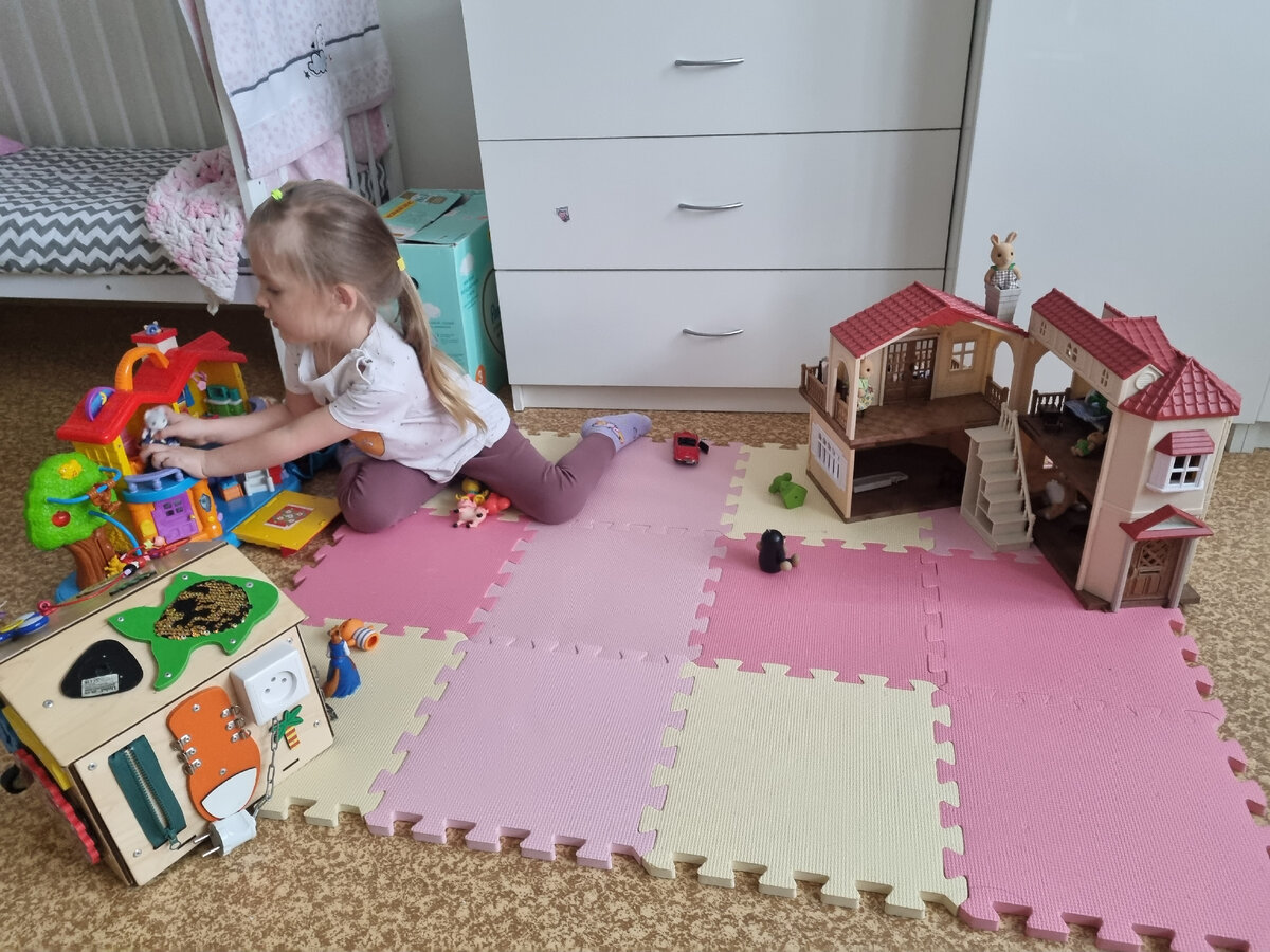 В домики играет