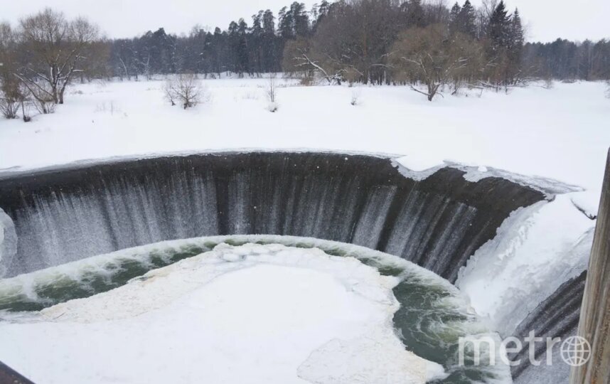    От Ярополецкой ГЭС остался красивый полукруглый водосброс. Летом это пространство используют для купания.Александр Курковский