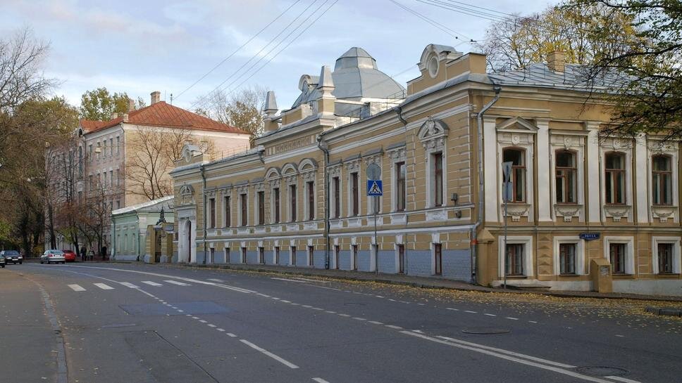 Парадный фасад особняка