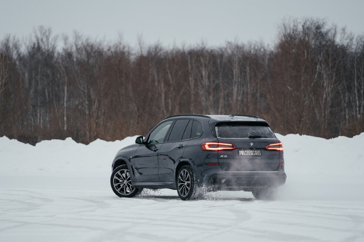 Забронировать BMW X5 и другие автомобили представительского класса вы можете на нашем сайте piratescars.ru