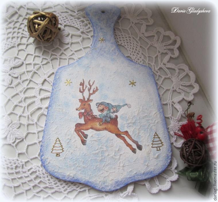 Материал представлен на сайте "Ярмарка мастеров", в блоге моего магазина "Милый уголок" https://www.livemaster.ru/dariagl . Ссылка на статью в моем блоге: https://www.livemaster.ru/topic/1576619-tvorim-s-detmi-novogodnyaya-dosochka-v-tehnike-dekupazh