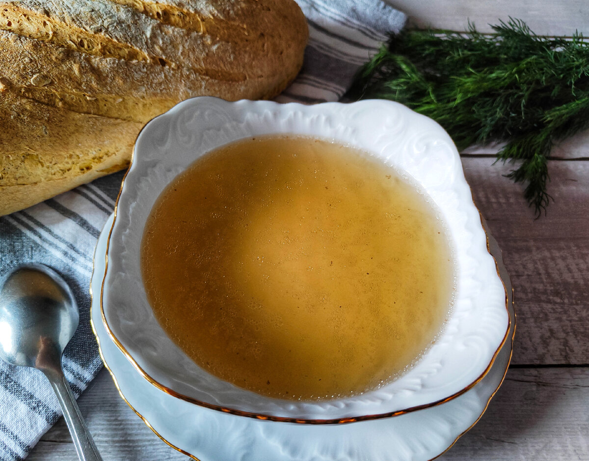 Можно ли сварить вкусный бульон из обычной магазинной курицы? Даже не курицы, а супового набора из неё? Мой ответ - да! 🙂Конечно, если в вашем распоряжении есть свои, домашние курочки, то бульон, в любом случае, получится насыщенным и ароматным. Но нам, городским жителям, чаще приходится довольствоваться обычным магазинным бройлером 😉 Рассказываю, как и из такой птицы получить тот самый аппетитный, вкусный золотистый бульон 🤤