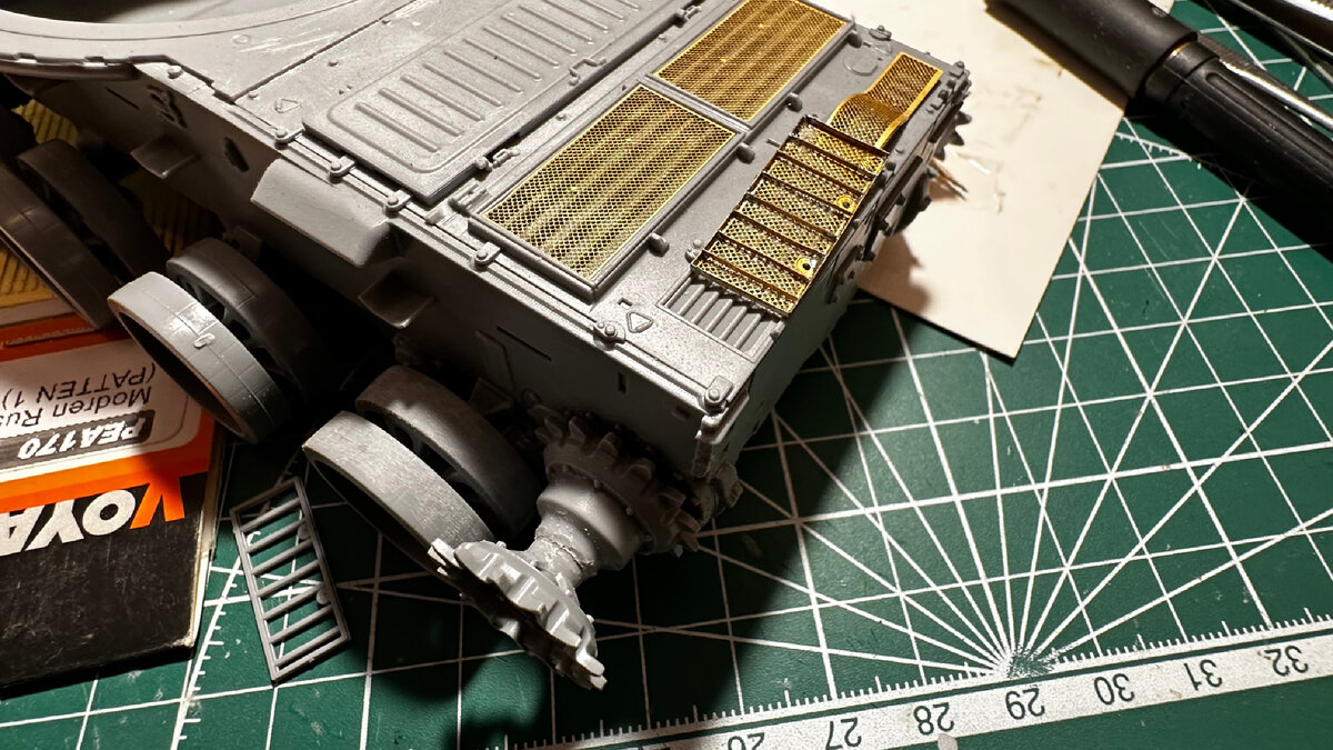 Использовал травление Микродизайн, по большому счету, если собирать из коробки то больше ничего не нужно, детали в пластике отлиты замечательно, стыкуемость идеально, но…. но ведь это скучно.