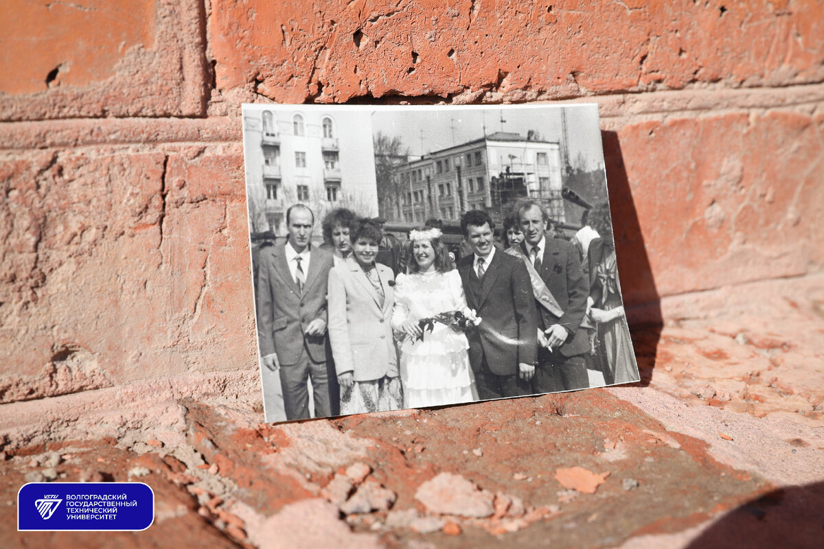 Фотография из личного архива Сергея Маслова, день его свадьбы, апрель 1985 года. На заднем фоне строительные леса будущего монумента.