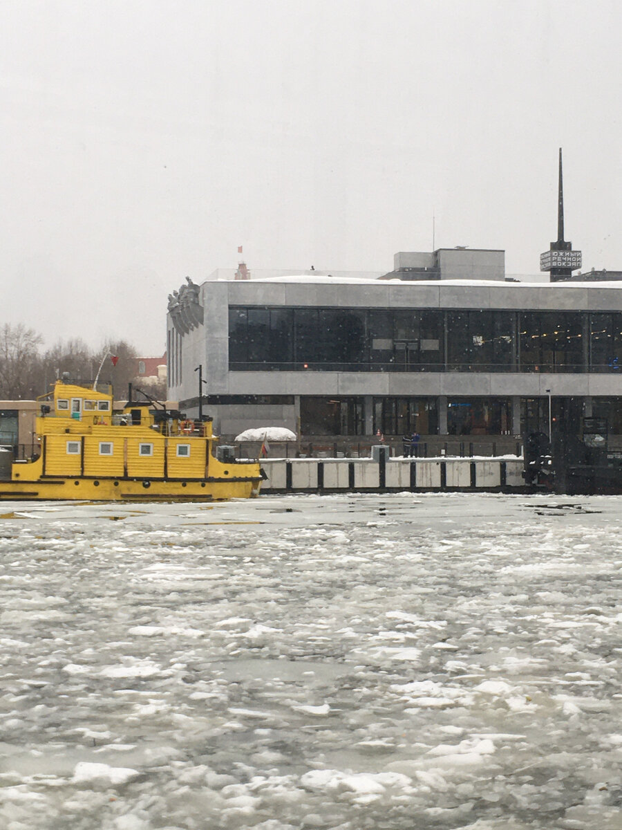 Речные прогулки по москва-реке рэдиссон. Рэдиссон флотилия трамвайчики. Прогулки по москва реке зимой. Теплоход москва река рэдиссон. Теплоход москва река.