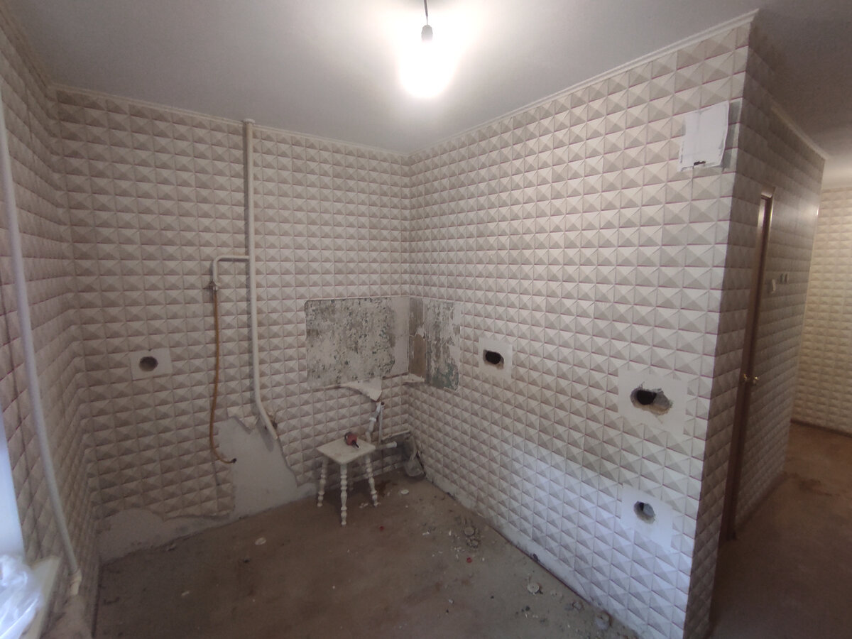 Высверлили 6 отверстий под подрозетник 