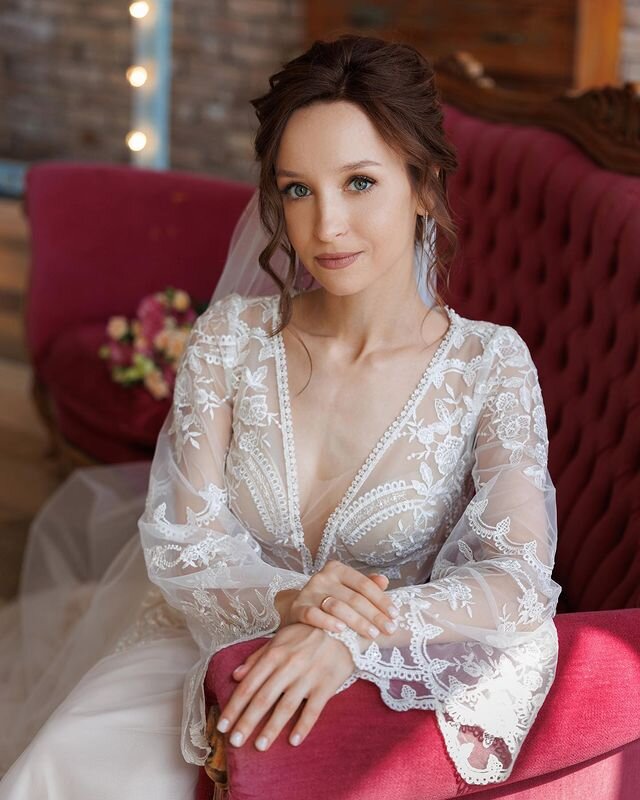 свадебные костюмы для жениха и невесты. свадебные платья и костюмы. современный свадебный костюм. одежда жениха на свадьбу. жених в сером костюме с невестой.