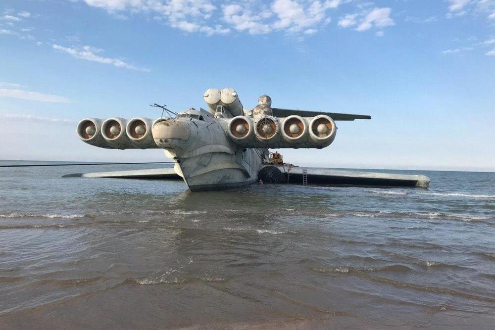    Ударный экраноплан-ракетоносец «Лунь» на берегу Каспийского моря. Фото: АиФ