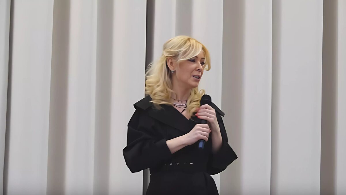     Тюменский политолог Александр Безделов связал визит главы «Лиги безопасного интернета» в Тюмень с рядом скандалов и задумался о том, чтобы попросить Мизулину больше в Тюмень не приезжать. Общественница на такое высказывание ответила довольно резко.