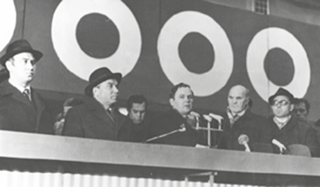 А. И. Пасичный (крайний слева) на митинге, посвящённом выработке ЛАЭС первого миллиона кВт*ч