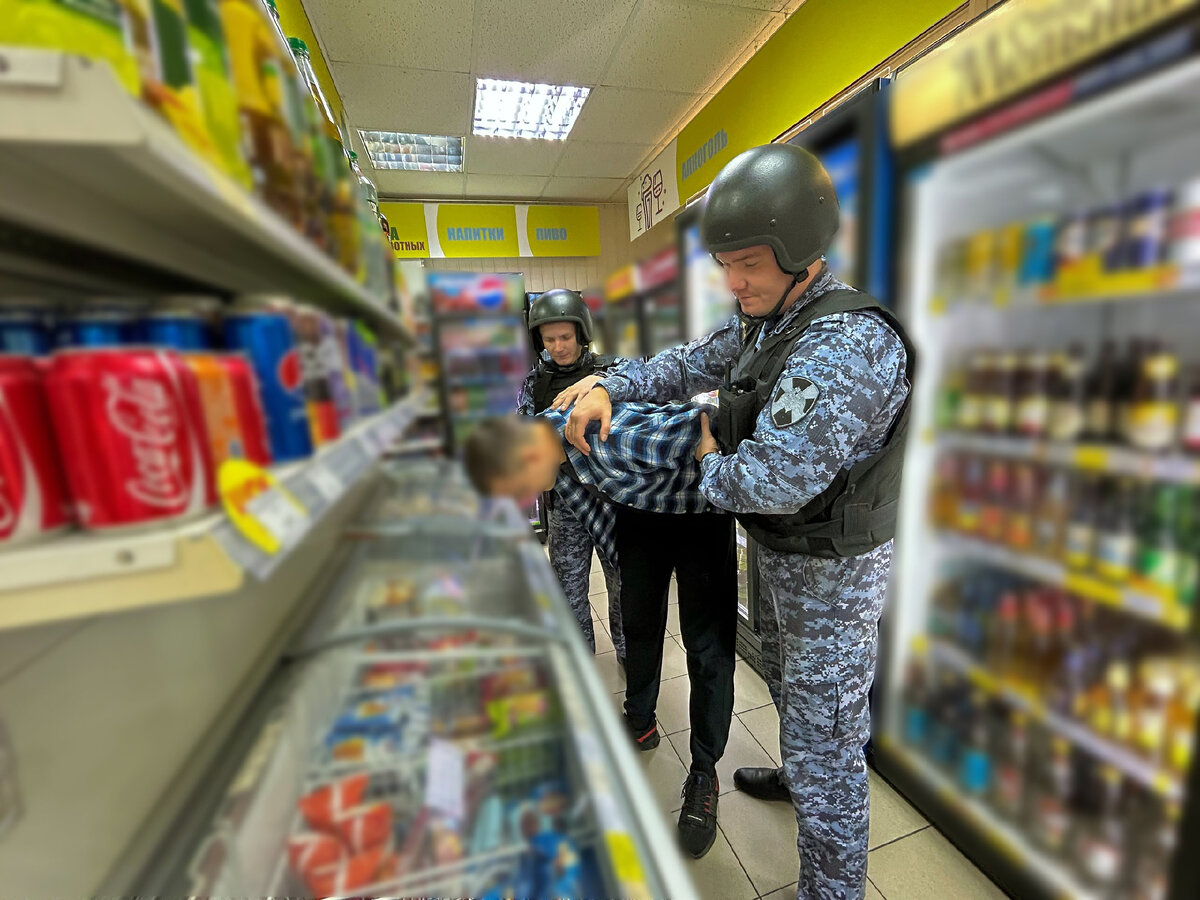 В Пензе Росгвардейцы задержали гражданина, разбившего витрину в магазине |  Росгвардия. Приволжский округ | Дзен