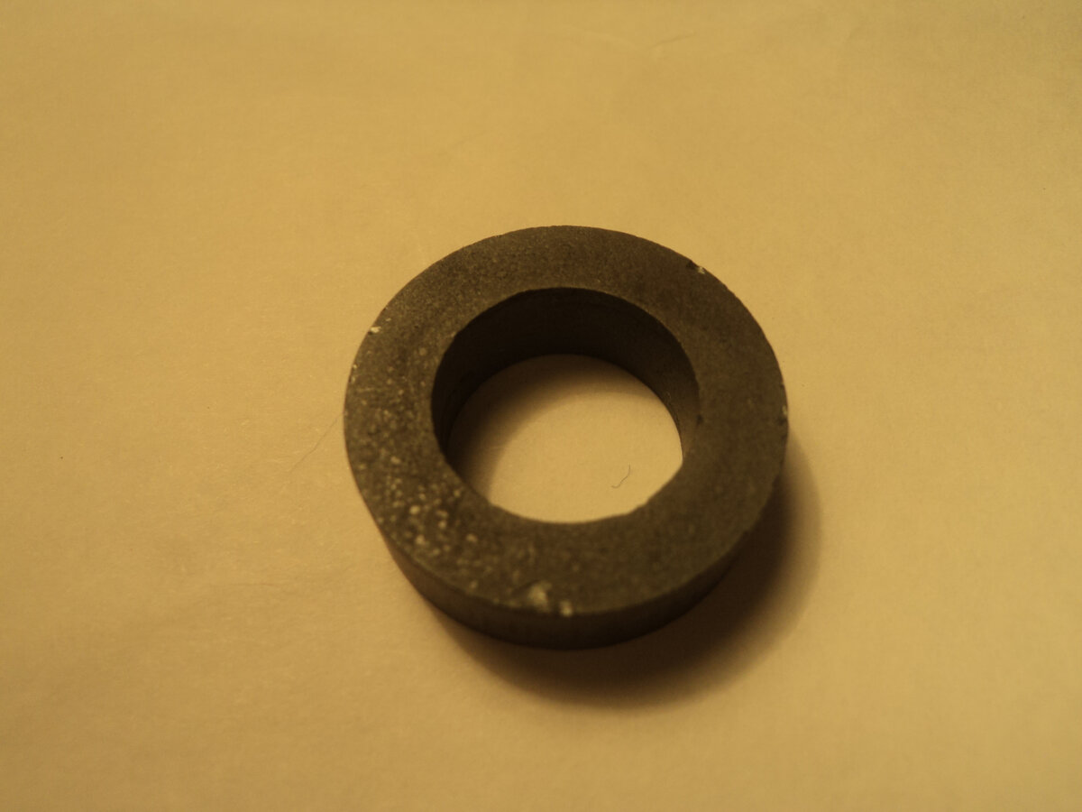 Кольцо К20 х 12 х 6, материал М1500НМ3, вид сверху. Фото автора.