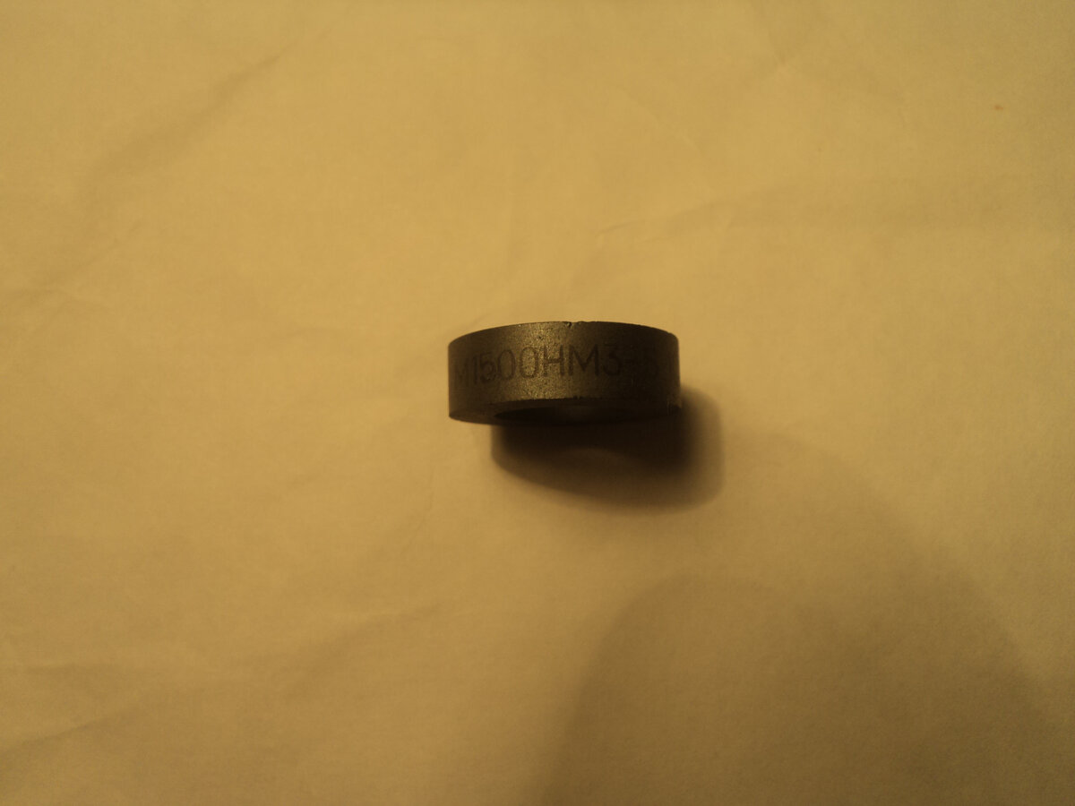 Кольцо К20 х 12 х 6, материал М1500НМ3, вид сбоку. Фото автора.