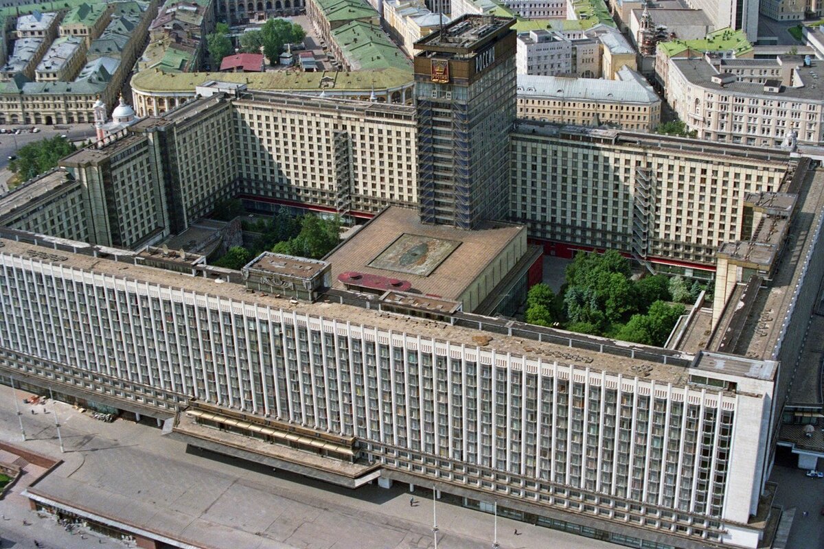 На фото: гостиница Россия
