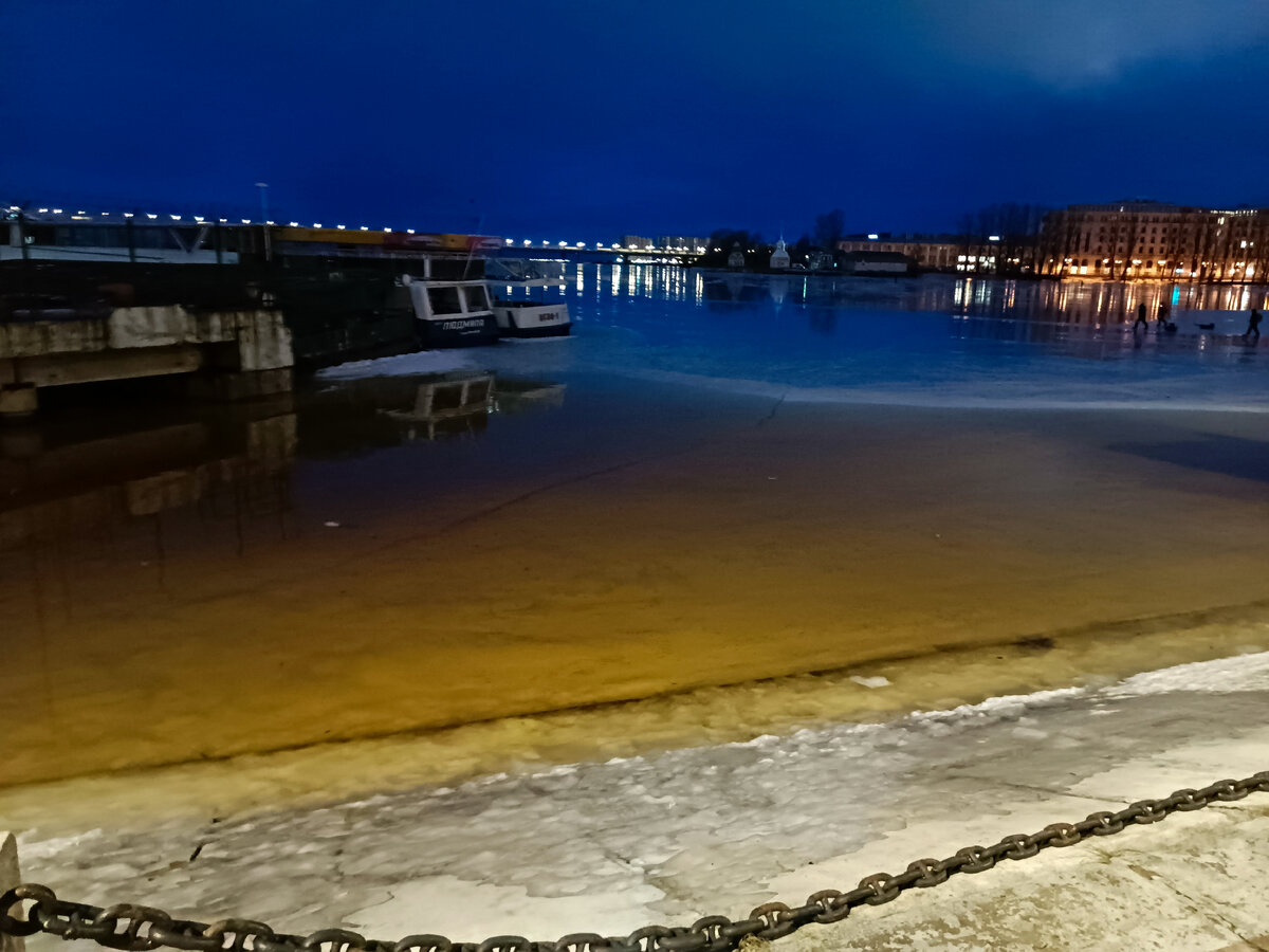 Вон мужички идут справа на фото