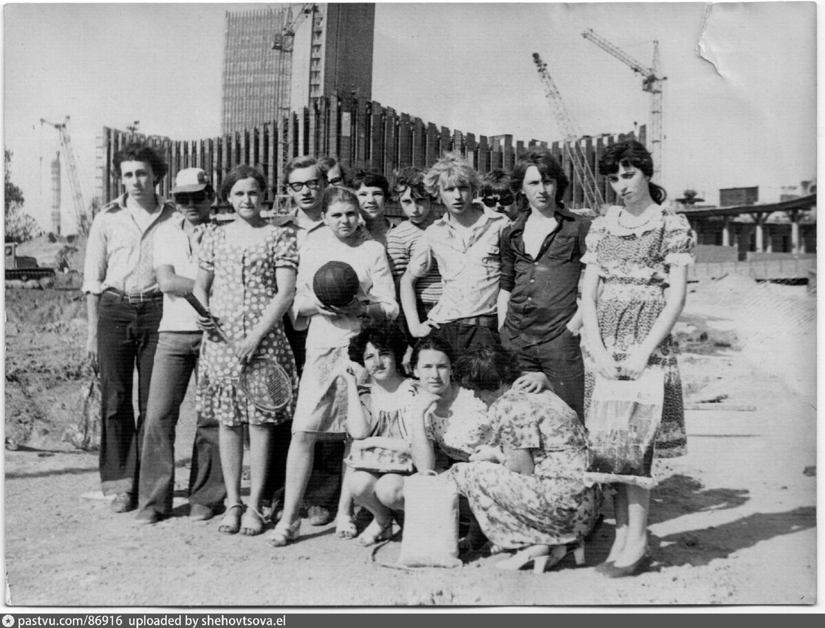 На фоне - строительство здания в 1979 году