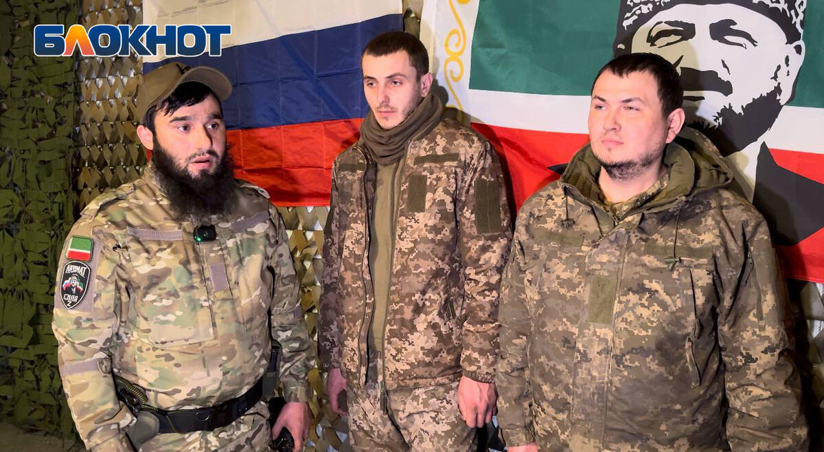 «Шустрый» (слева) с пленными военнослужащими ВСУ.