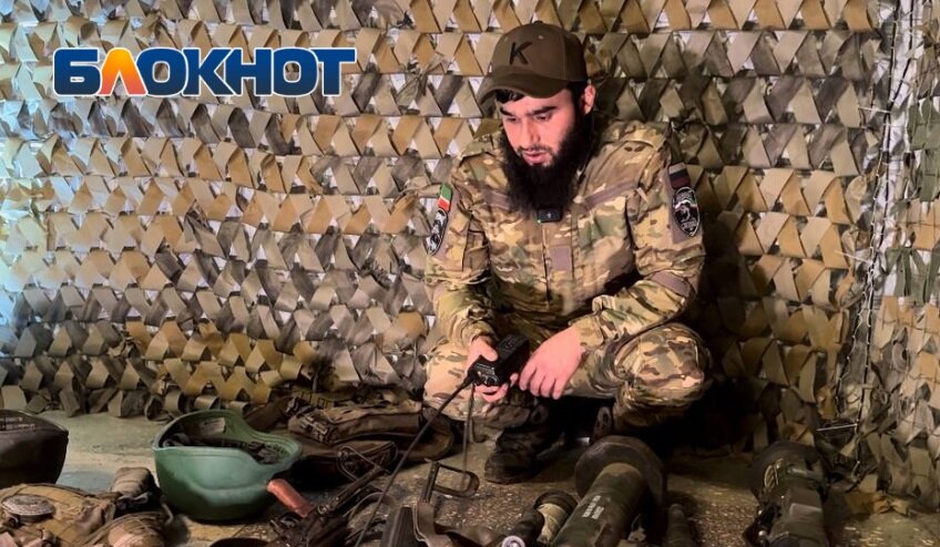 «Шустрый» (слева) с пленными военнослужащими ВСУ.