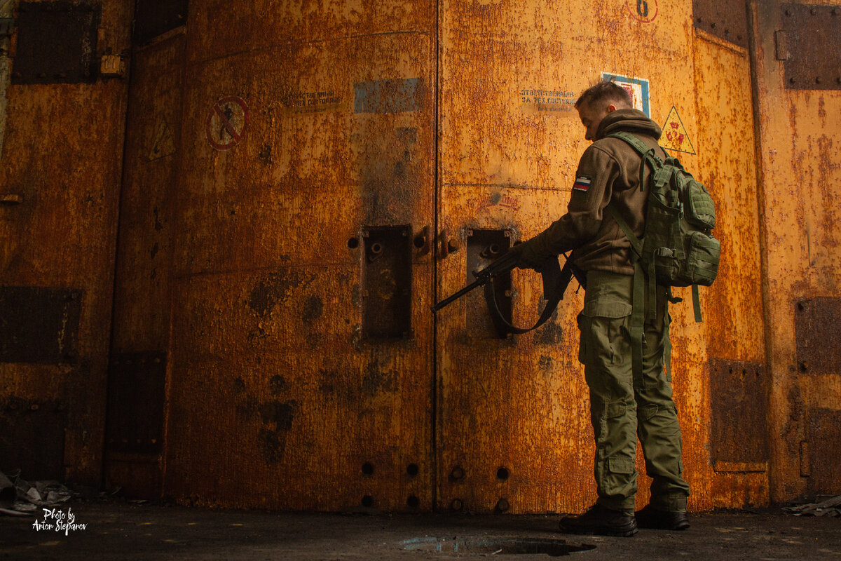 Фотографии автора и Антона Степанова. В каждой галерее по три фотографии.