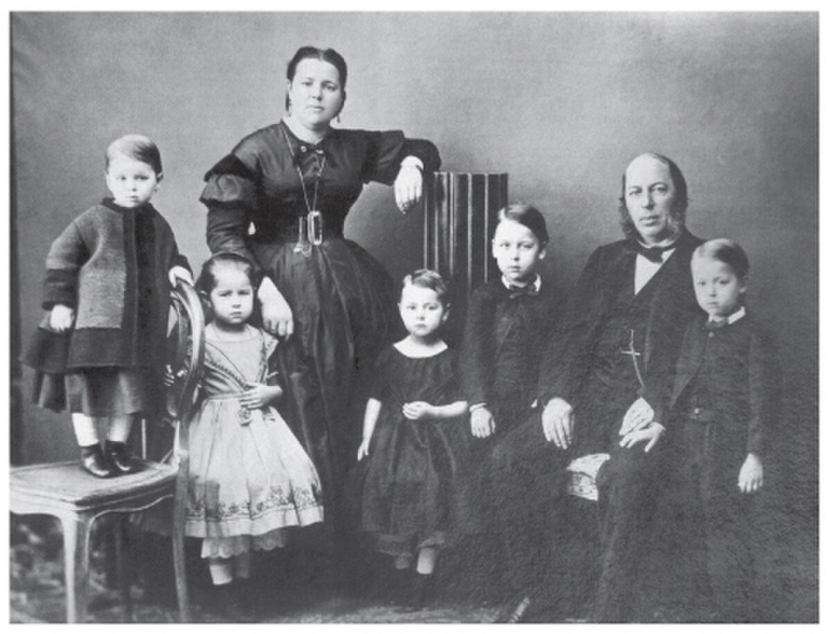 Фёдор Осипович справа, рядом с отцом