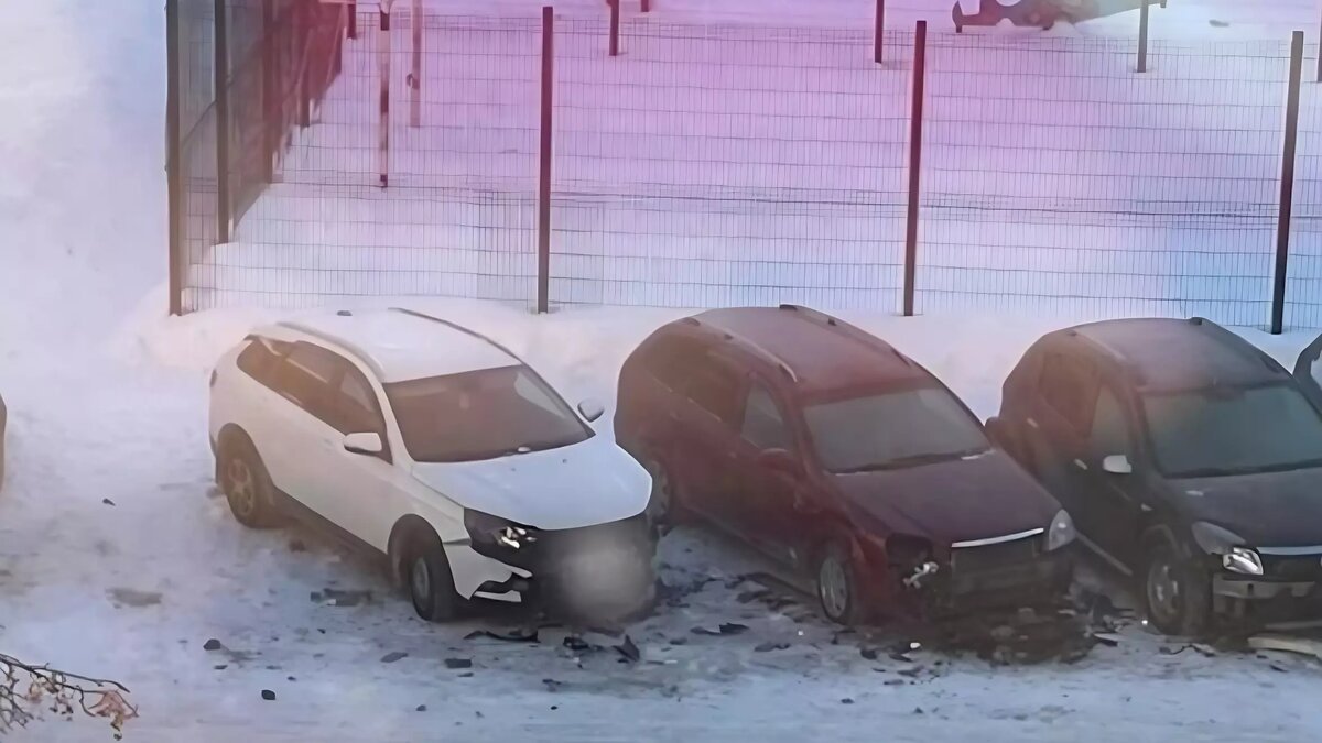 В Тюмени водитель разбил три автомобиля, скрываясь от ГИБДД. Видео эпичной  погони | nashgorod.ru | Дзен