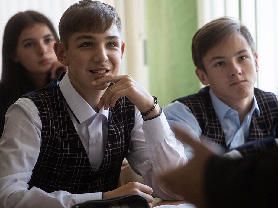 Школьники с интересом посещают занятия по обществознанию. Фото: Дмитрий Феоктистов/ТАСС