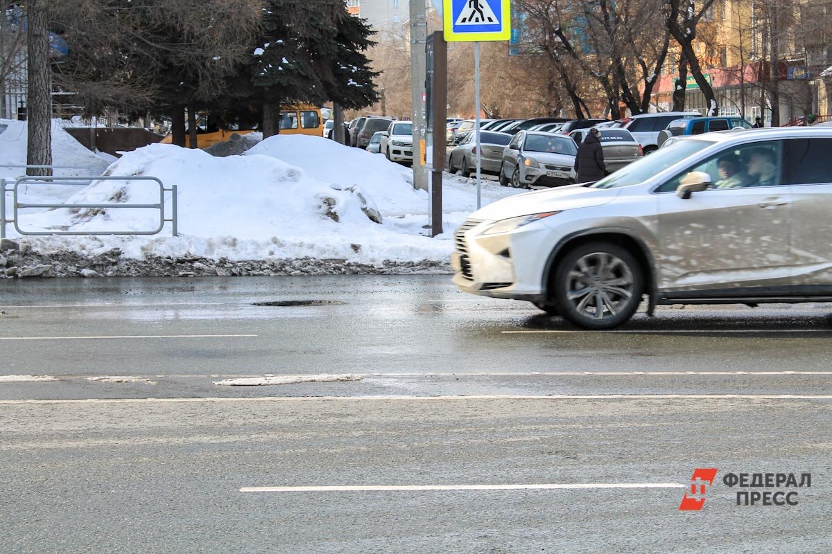 В Вологде вместе со снегом сошел и асфальт.  Фото: ФедералПресс / Елена Мицих