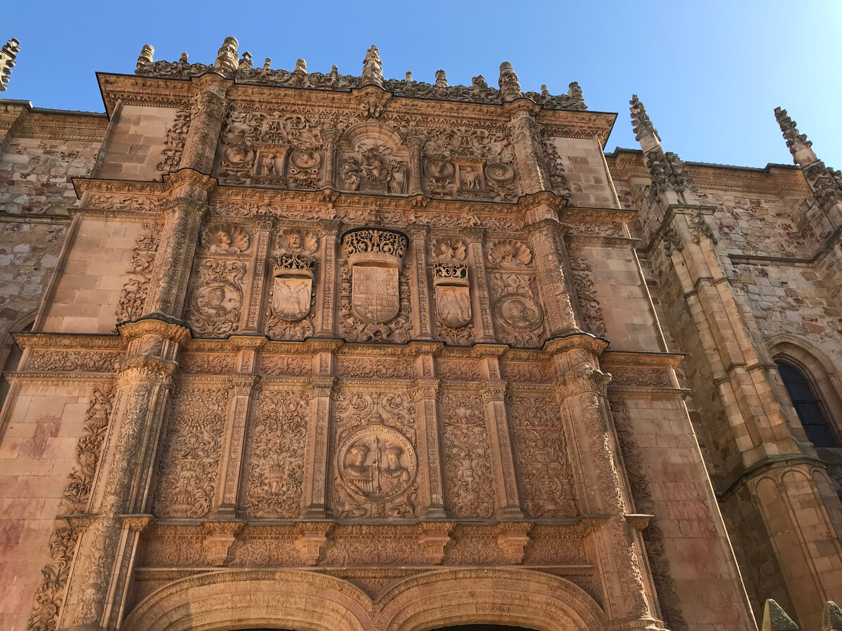 Фасад Университета Саламанки. На нем все ищут лягушку. Такая традиция